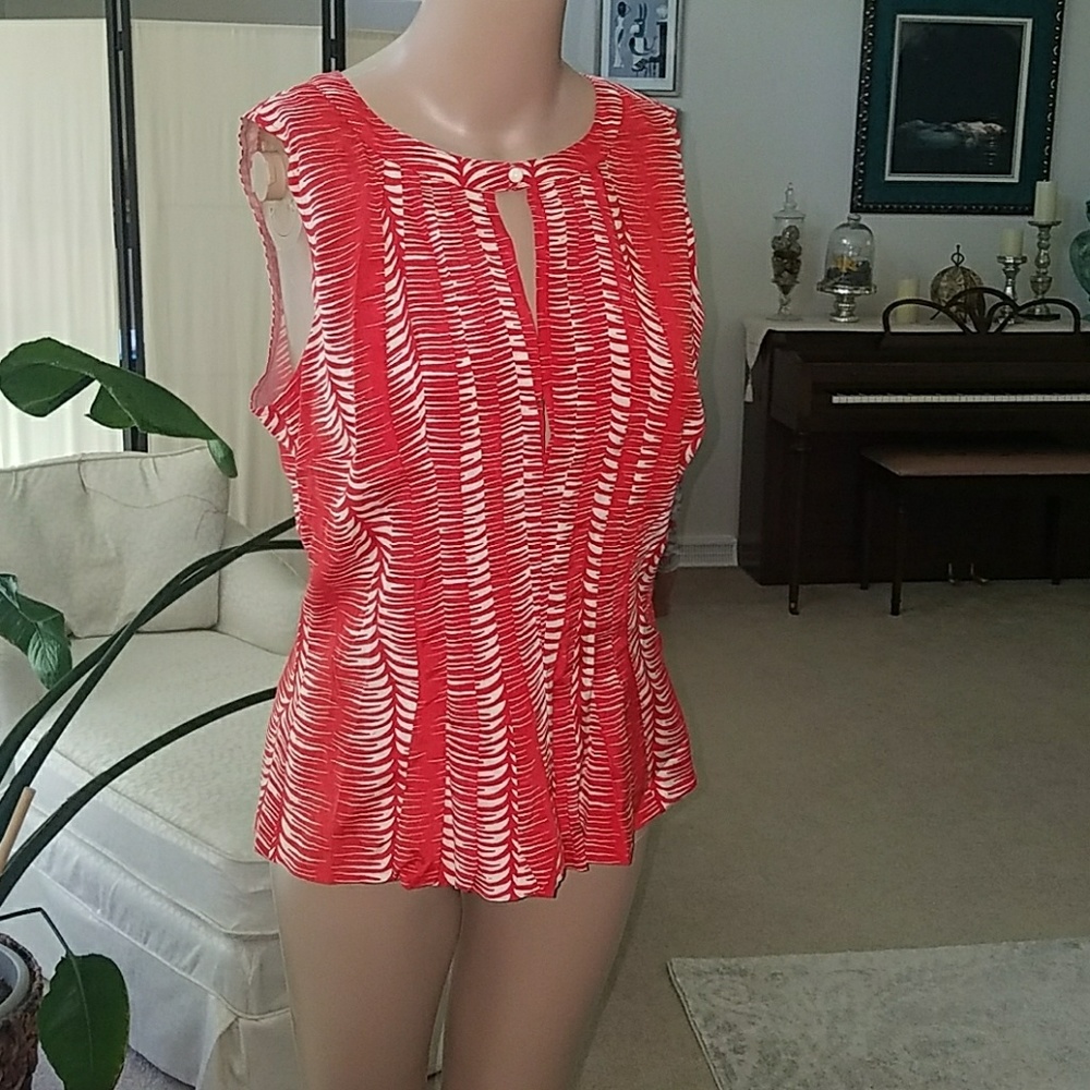 Fitted, pleated tank top with keyhole front/back